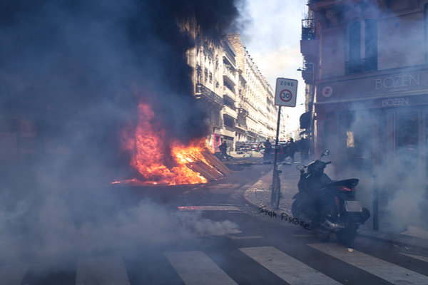 10 - Le cortège perturbé par les casseurs, 2022 - 1er-Mai 2022 - © 2022. Ivan Pistone. All Rights Reserved