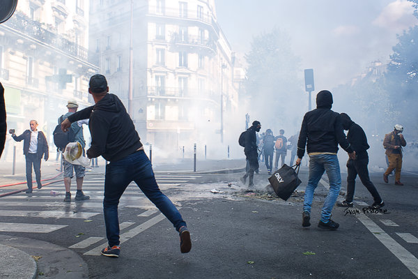 11 - Le cortège perturbé par les casseurs, 2022 - 1er-Mai 2022 - © 2022. Ivan Pistone. All Rights Reserved