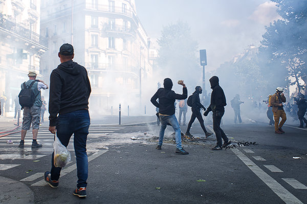 12 - Le cortège perturbé par les casseurs, 2022 - 1er-Mai 2022 - © 2022. Ivan Pistone. All Rights Reserved