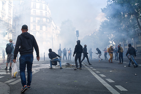 13 - Le cortège perturbé par les casseurs, 2022 - 1er-Mai 2022 - © 2022. Ivan Pistone. All Rights Reserved