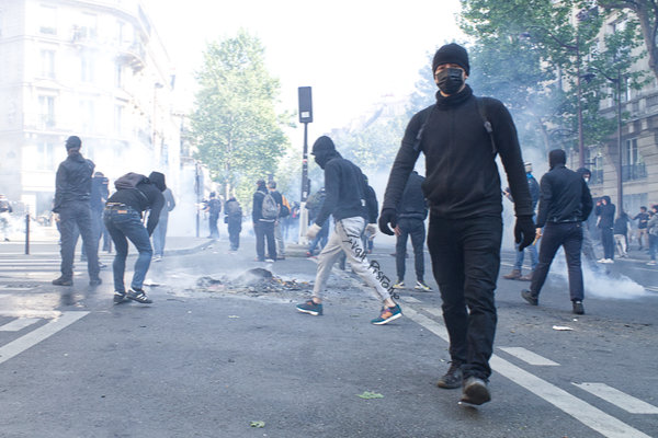 19 - Le cortège perturbé par les casseurs, 2022 - 1er-Mai 2022 - © 2022. Ivan Pistone. All Rights Reserved