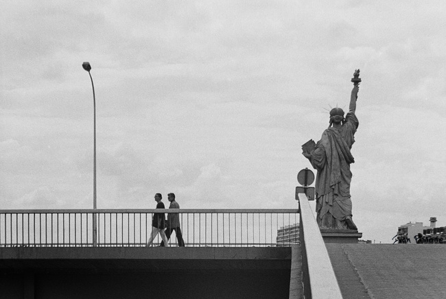 2 - Couple marchant devant La Liberté éclairant le monde, 1994 - I got a gal, named Sue - © 1994-2021. Ivan Pistone. All Rights Reserved