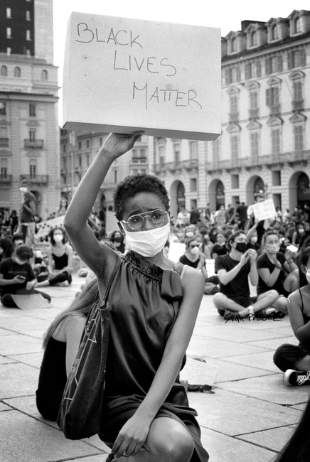 1 - Ragazza protesta a Torino a seguto dell'omicidio di George Floyd, 2020 - Murder of George Floyd - © 2020. Ivan Pistone. All Rights Reserved