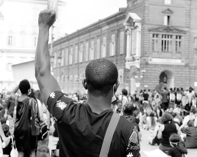 2 - Ragazzo ascolta gli interventi nella piazza, 2020 - Murder of George Floyd - © 2020. Ivan Pistone. All Rights Reserved