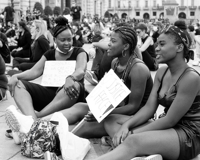 3 - Ragazze ascoltano gli interventi, 2020 - Murder of George Floyd - © 2020. Ivan Pistone. All Rights Reserved